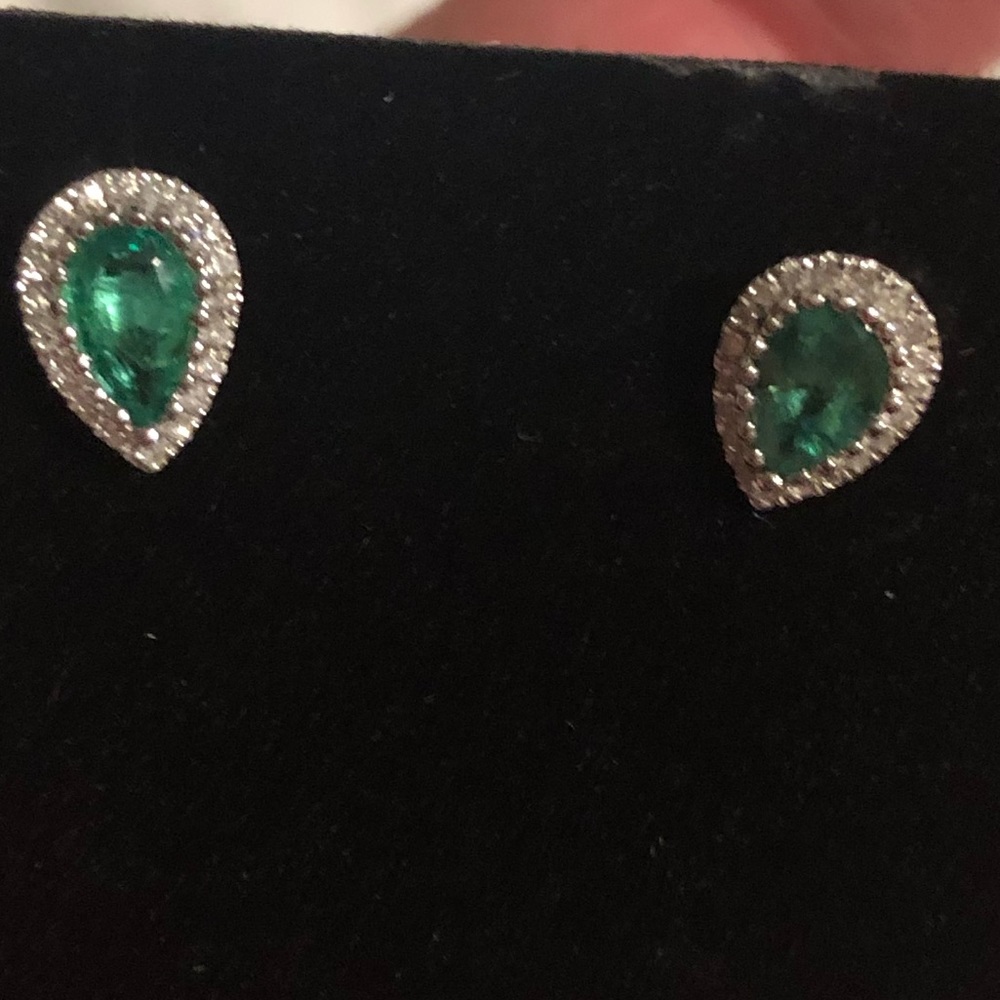 SOLD ❌ NWT gorgeous emerald & diamond earrings - Picture 2 of 5